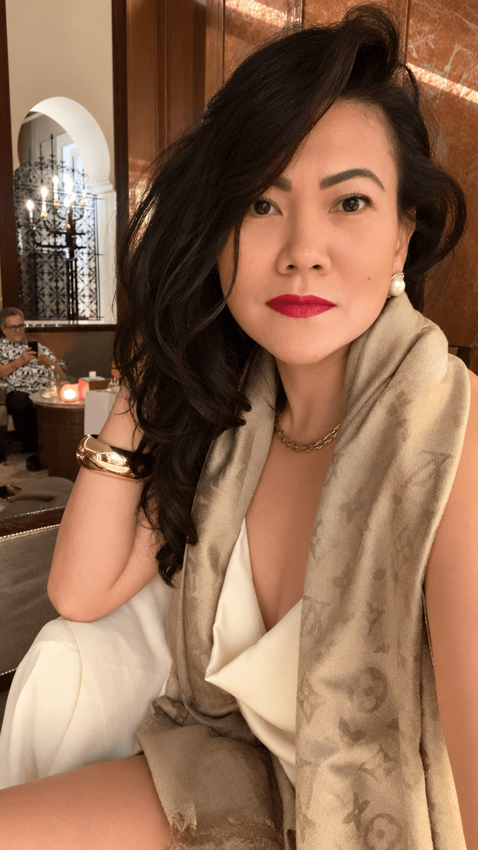 Retrato de Sílvia Yoshinaga em tons claros e dourados